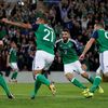 Severní Irsko-Česko: Jonny Evans slaví gól na 1:0