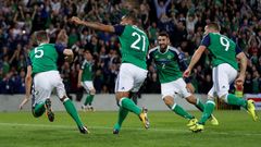 Severní Irsko-Česko: Jonny Evans slaví gól na 1:0
