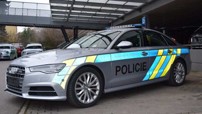 Nové policejní speciály budou doprovázet zahraniční delegace. Audi S6 pohání osmiválcový motor o výkonu 331 kW.