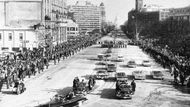 20. leden 1961. Ve volbách zvolený demokrat John Fitzgerald Kennedy se svou manželkou Jacqueline vedou tradiční průvod po třídě Pennsylvania Avenue, která spojuje Kapitol s Bílým domem.