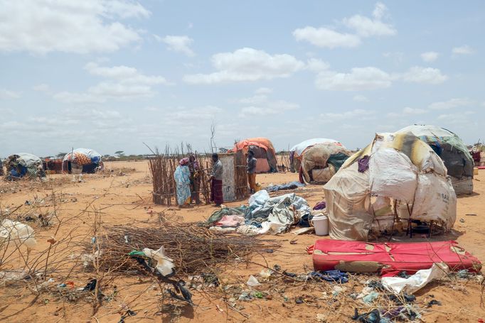 Snímek z Keňské republiky v Africe, která byla pořízena v oblasti města Dadaab v roce 2022, kde je i velký uprchlický tábor pro lidi, kteří byli postižení hladomorem.