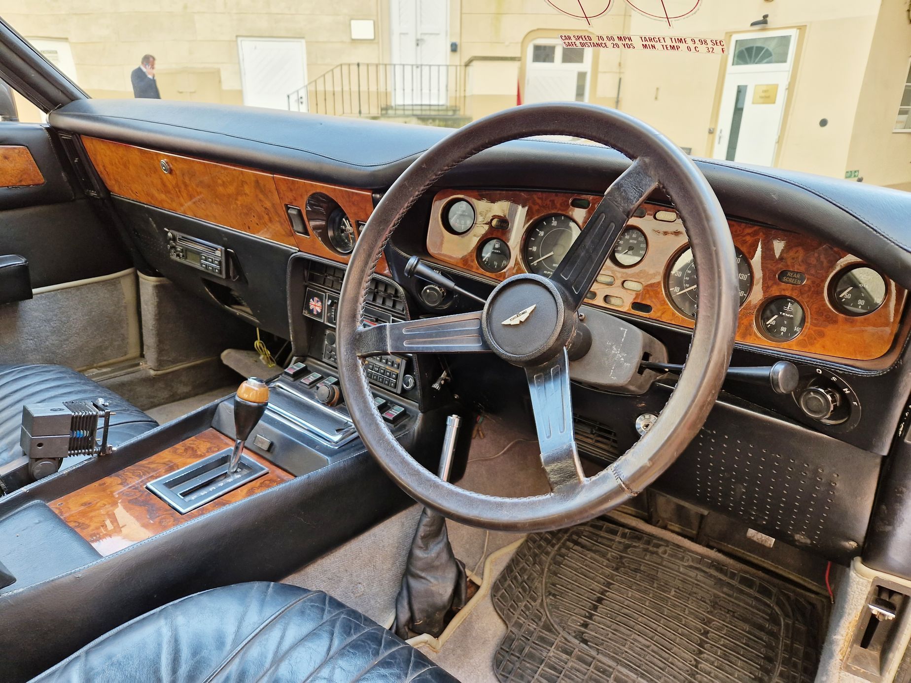 Aston Martin V8 Vantage Bond Dech života