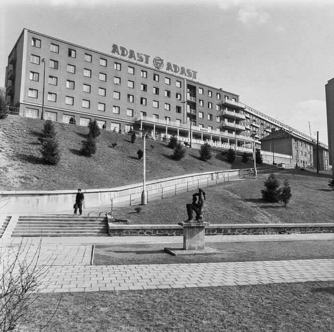 Nový Adamov byl vystavěn do prudkého kopce a měl na svou dobu charakter moderního socialistického sídliště. Na snímku je vidět v pozadí hotel Adast. Snímek z roku 1975