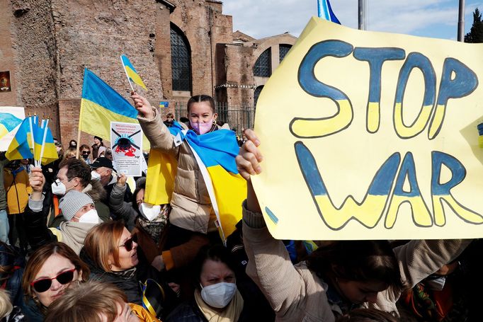 Demonstrace na podporu Ukrajiny, Záběr z Říma v Itálii. 27. 2. 2022