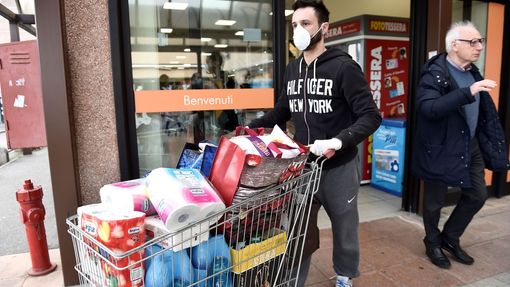Muž s nákupním vozíkem v italském městě ohroženém koronavirem