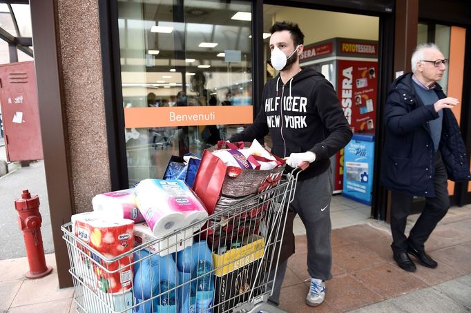 Muž s nákupním vozíkem v italském městě ohroženém koronavirem