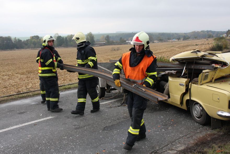 Nezajištěné traverzy probodly auto