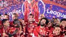 Liverpool slaví titul po 30 letech (Jordan Henderson)