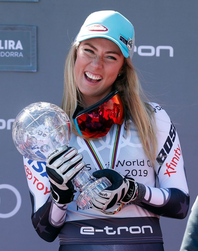 Mikaela Shiffrinová s glóbem za vítězství ve Světovém poháru