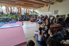 Seškrtali povinné předměty, cení si svobody. Jak to funguje na alternativním gymnáziu