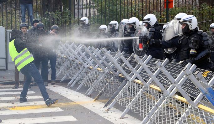 Také v Belgii museli policisté některé z demonstrantů zpacifikovat za pomoci slzného plynu.