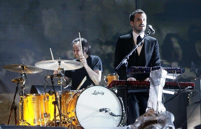 Ronnie Vannucci a Brandon Flowers z The Killers na Brit Awards