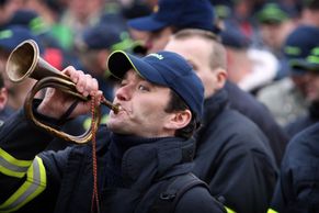 Demonstrace hasičů a policistů proti snížení platů