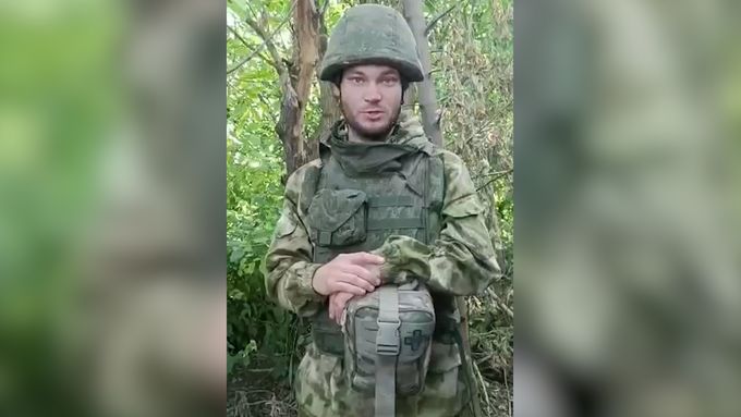 Ruským vojákům vlastní velitelé vzali zbraně. Za trest kvůli porážce