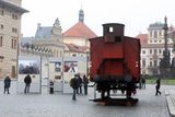 Prohlídka začíná na Pražském hradě, kde se výstava věnuje tématu druhé světové války, domácího odboje, holocaustu i pracovních táborů.