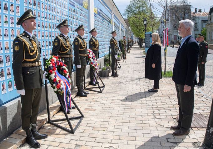 Prezident Česka Petr Pavel a slovenská prezidentka Zuzana Čaputová na společné návštěvě Ukrajiny.