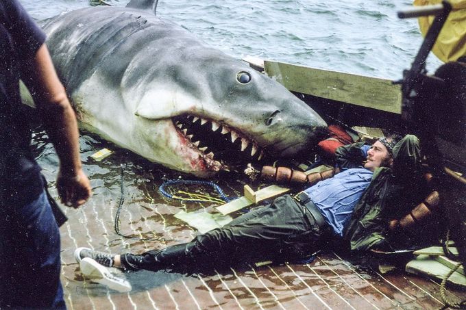 Britský herec Robert Shaw u tlamy mechanického žraloka při natáčení filmu Čelisti na Martha's Vineyard v roce 1974.