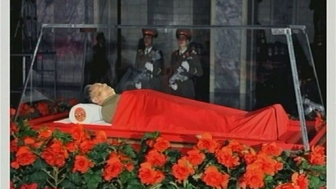 Tělo zesnulého vůdce vystavil severokorejský režim v otevřené rakvi.