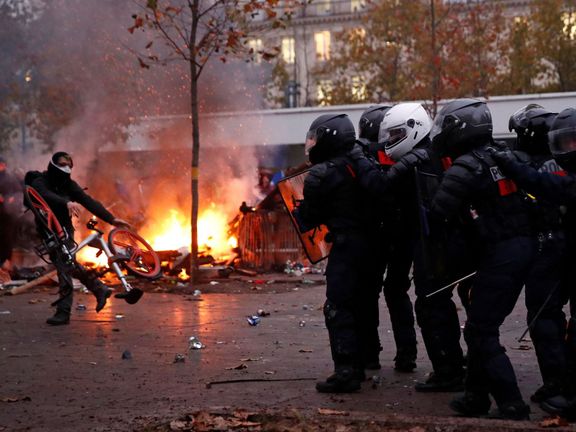 Pařížská prokuratura informovala, že v souvislosti s čtvrtečními incidenty putovalo do vazby 71 lidí.