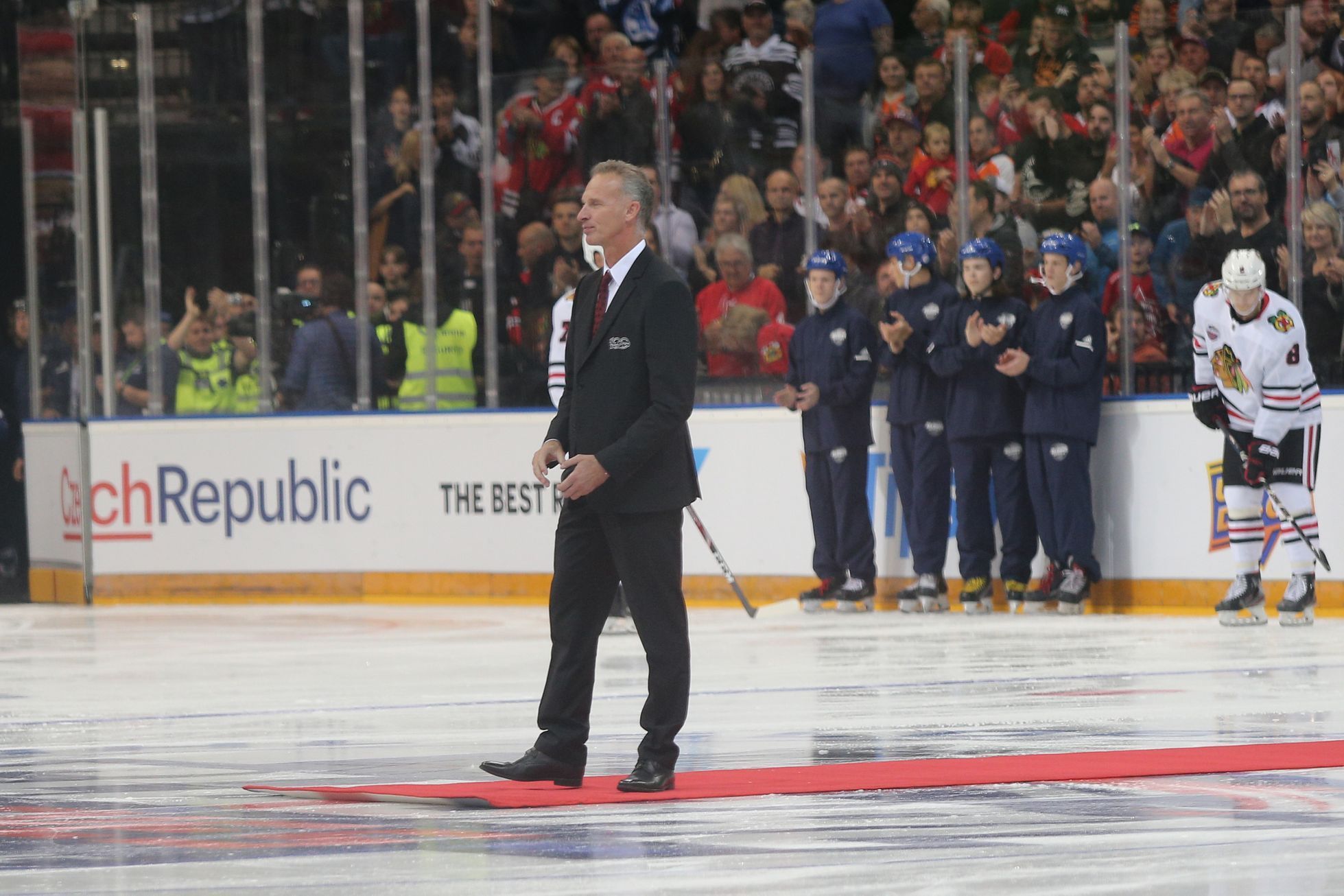 NHL v Praze, Philadelphia - Chicago: Dominik Hašek při čestném vhazování