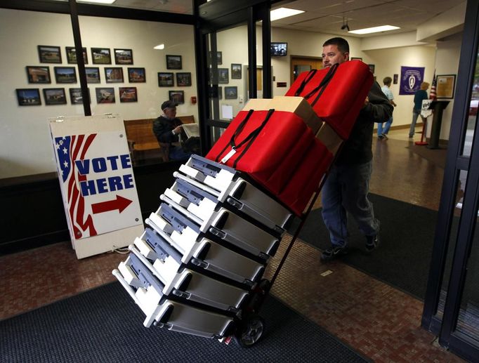 Greg Gayheart, a volunteer with the Licking County Board of Elections, loads voting machines in preparation for election day in Newark, Ohio November 3, 2012. Licking County has nearly 600 voting machines for 125 voting precincts. REUTERS/Matt Sullivan (UNITED STATES - Tags: ELECTIONS POLITICS USA PRESIDENTIAL ELECTION) Published: Lis. 3, 2012, 2:15 odp.