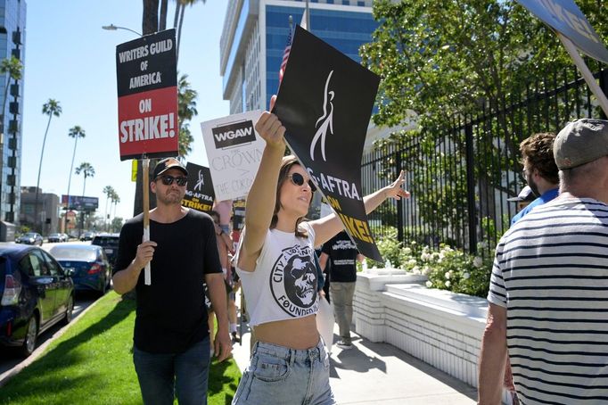 Snímek z protestu herců minulý pátek v Los Angeles.