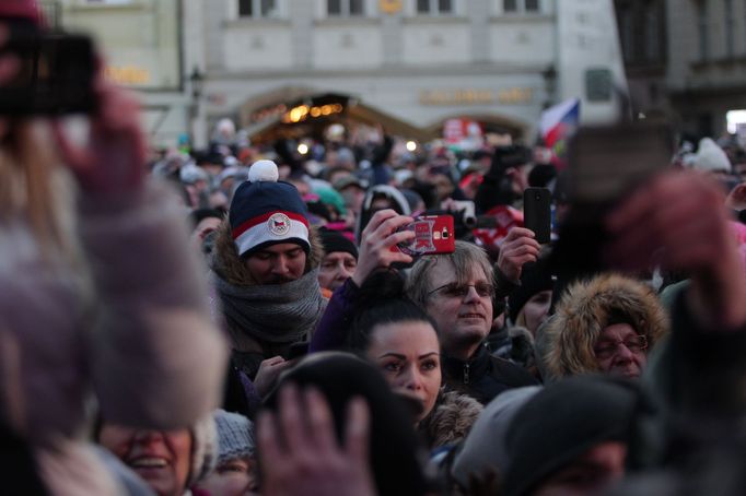 Fanoušci při přivítání Ester Ledecké a Martiny Sáblíkové na Staroměstském náměstí po návratu z OH v Pchjongčchangu