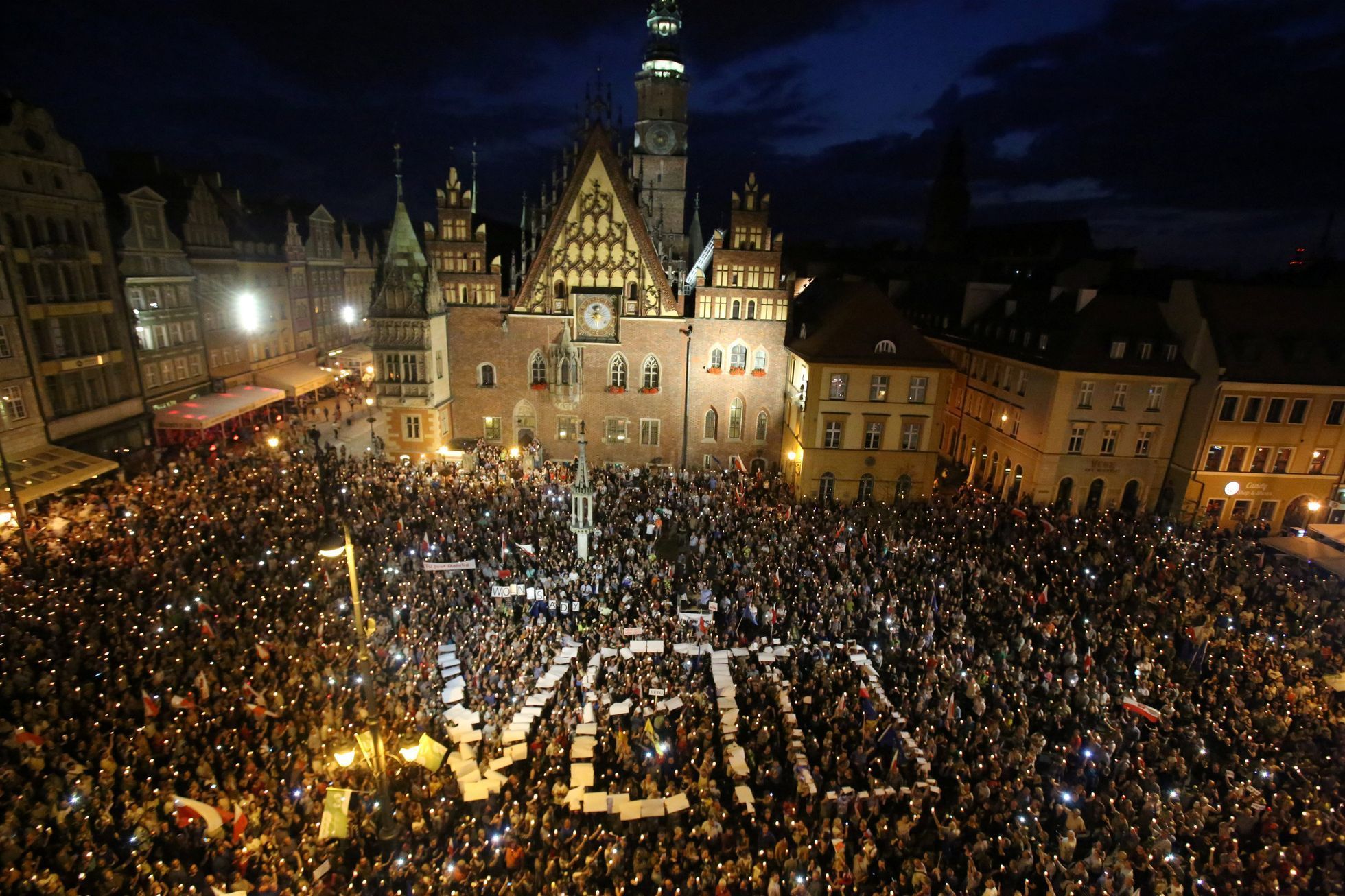 Polsko nápis VETO v davu
