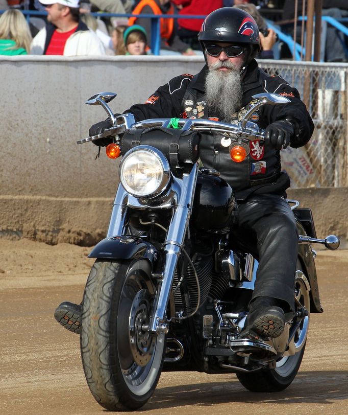 Zlatá přilba tradičně začíná kolonou historických motocyklů, která veze cennou trofej z centra města až na ovál ve Svítkově.