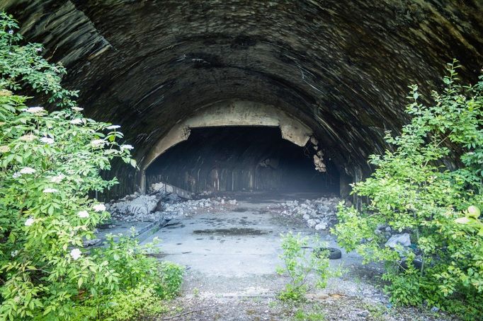 Před 30 lety bylo za občanské války zničeno podzemní letiště Željava, vybudované jugoslávskou armádou.