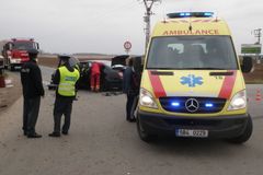 Vážná dopravní nehoda zablokovala příjezd do Českých Budějovic, u obce Borek havarovala tři auta