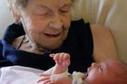 Kanaďanka se v 96 letech stala prapraprababičkou. Narozená holčička už je šestou generací