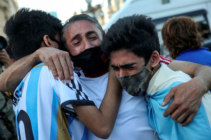 People mourn the death of soccer legend Diego Armando Maradona, in front of the Casa Rosada presidential palace in Buenos Aires, Argentina, November 26, 2020. REUTERS/Ric