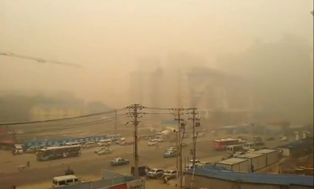 Čínské město Wu-chan dusí žlutý smog neznámého původu