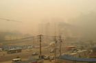 Video: Čínské město dusí neznámý žlutý smog