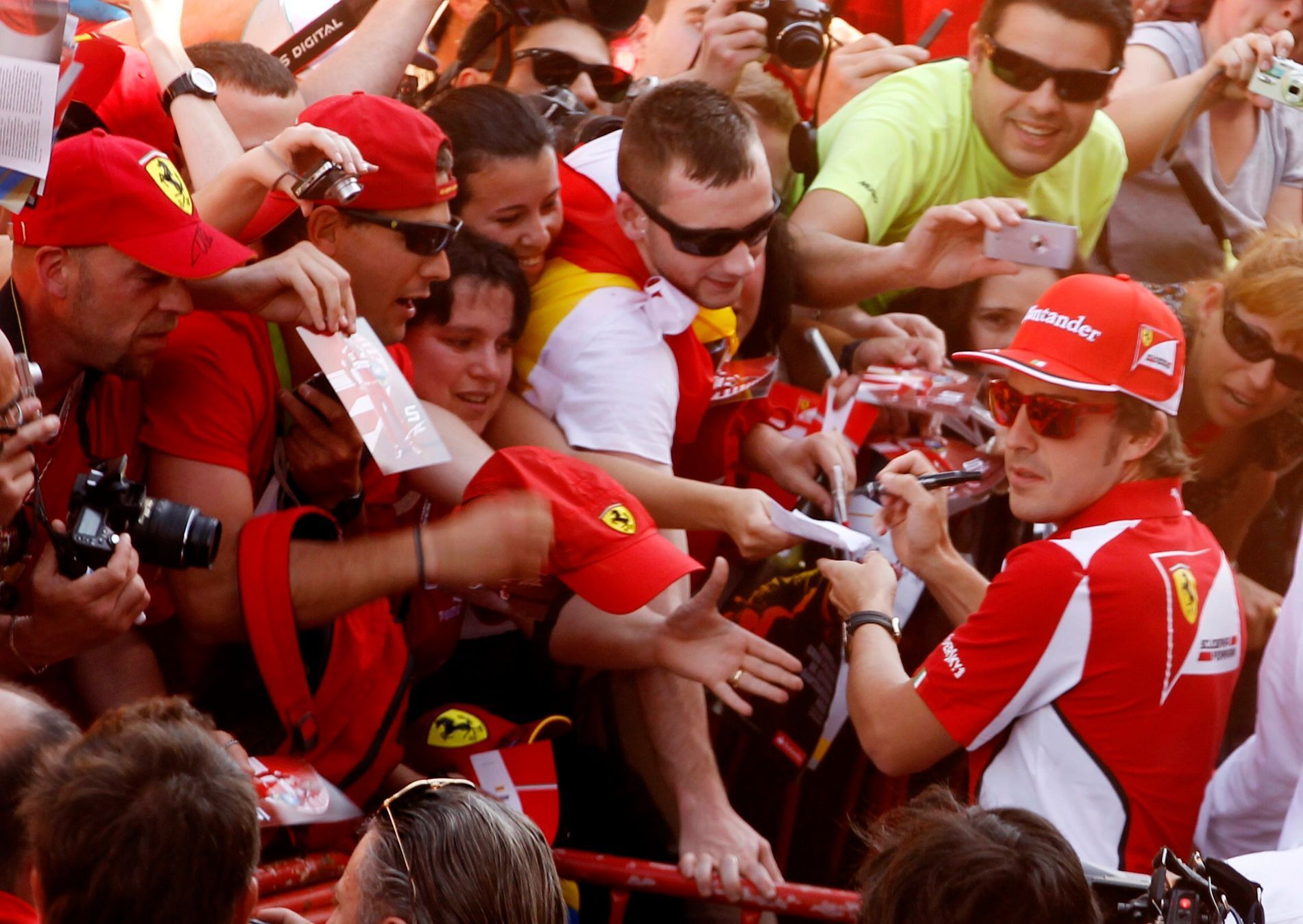 Fernando Alonso v obležení fanoušků před GP v Barceloně