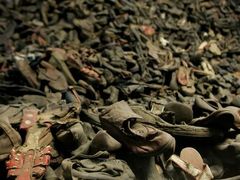 Osvětim po válce: ve vitríně bloku čtyři můžete vidět boty desítek tisíců Židů. Boty přežily, jejich majitelé byli zplynováni.