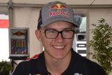 To o šest let mladší Kevin Hansen je už trojnásobným mistrem Evropy a v 17 letech a 6 měsících se v závěrečném podniku sezony 2015 stal nejmladším pilotem zatím mladé historie světového šampionátu v rallyekrosu.