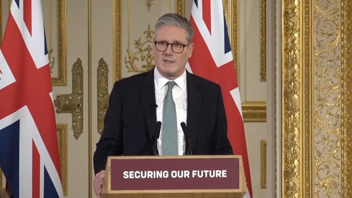 Za podporu Ukrajiny jej chválí doma i v zahraničí. Britský premiér je hvězdou Evropy