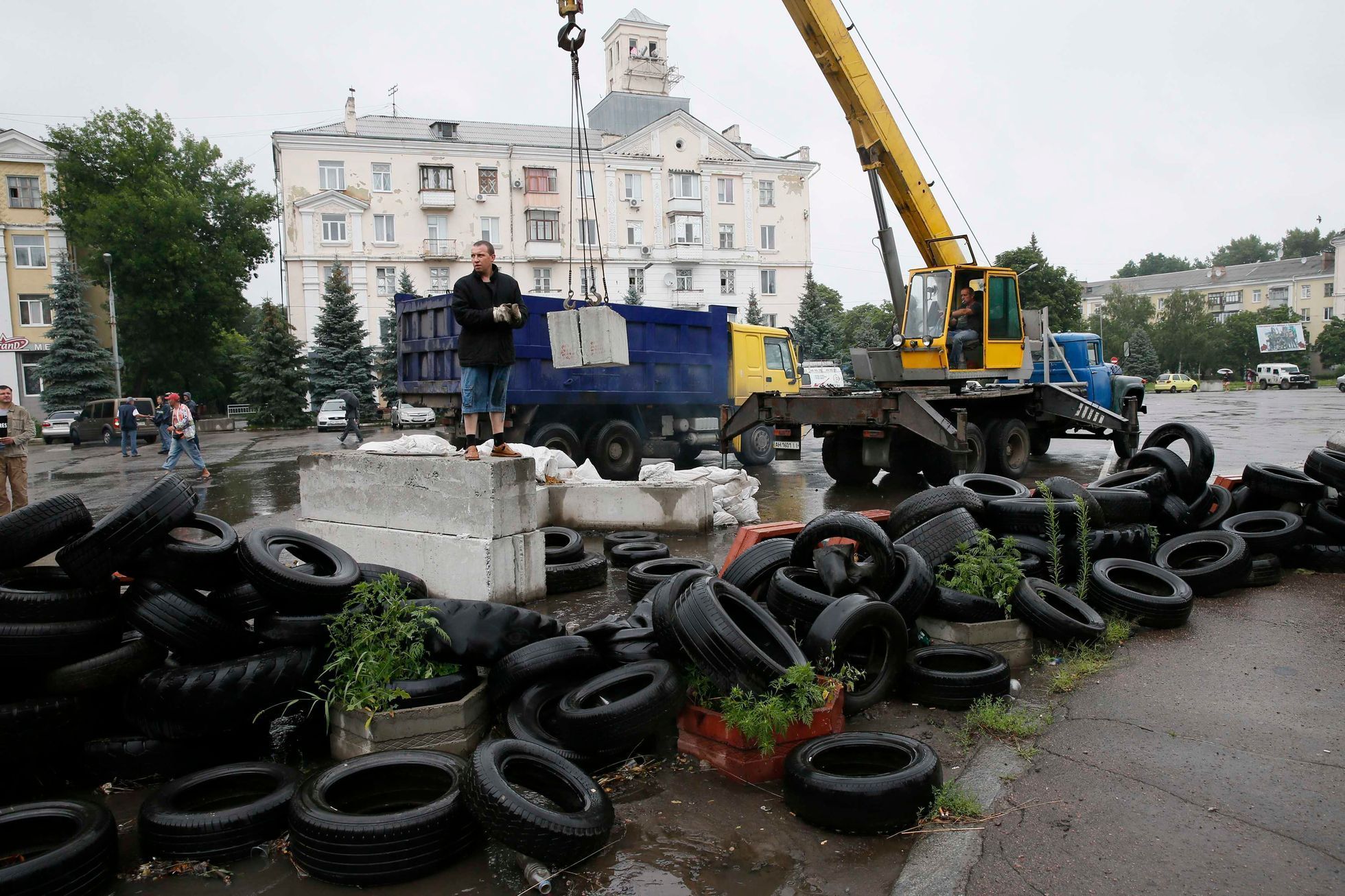 Ukrajina - Kramatorsk - rozebírání barikád