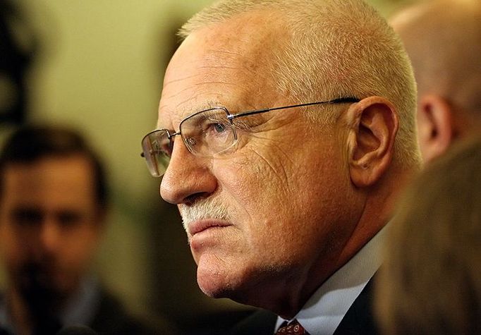 Václav Klaus před novináři na chodbě Parlamentu České republiky.