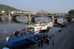 V Praze se částečně potopila opravovaná lodní restaurace. Opřela se o dno Vltavy, zjistili potápěči