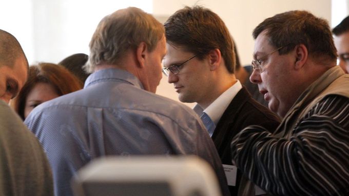 Předseda LOK-SČL Martin Engel (zády) společně s kolegy Petrem Igazem a Milošem Volemanem (vpravo) na jednání odborů