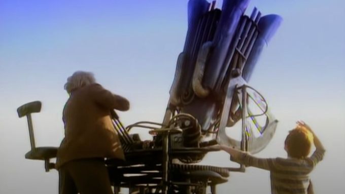 Skladba Cloudbusting je těžko oddělitelná od klipu s hercem Donaldem Sutherlandem.