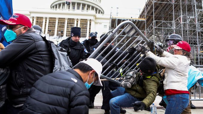 Podporovatelé Donalda Trumpa vtrhli do budovy Kapitolu.