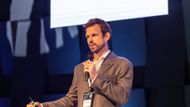 Ředitel strategie a byznys analýzy ve společnosti Orlen Unipetrol Martin Gajdoš oznámil, že firma se od letošního roku plně zaměřila na výstavbu sítě. Do roku 2030 chce mít v provozu 900 nabíječek.