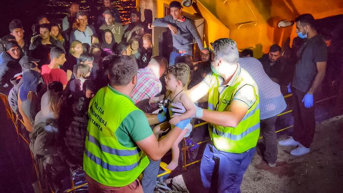 Rumunská pohraniční police pomáhá migrantům, kteří připluli po Černém moři - ilustrační foto.