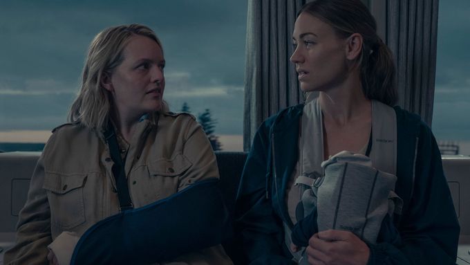 Elisabeth Moss v roli June a Yvonne Strahovski jako Serena v 6. řadě seriálu Příběh služebnice.