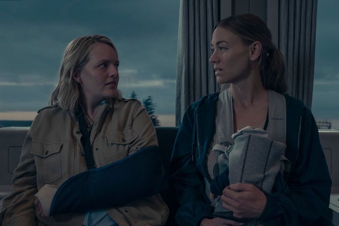 Elisabeth Moss v roli June a Yvonne Strahovski jako Serena v 6. řadě seriálu Příběh služebnice.