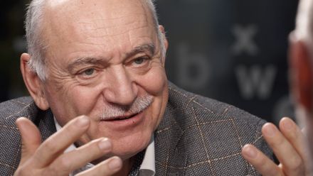 Z prodejce růží miliardářem: Šlo nám o emoce, říká muž, který rozjel byznys v kravíně